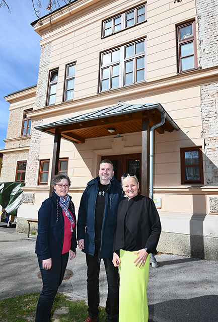 Claudia Langer, Thomas Bauer-Pöll und StR Maria van Dyck sind froh, dass das Gebäude nun renoviert wird. Foto: Gabriele Hohenegger 